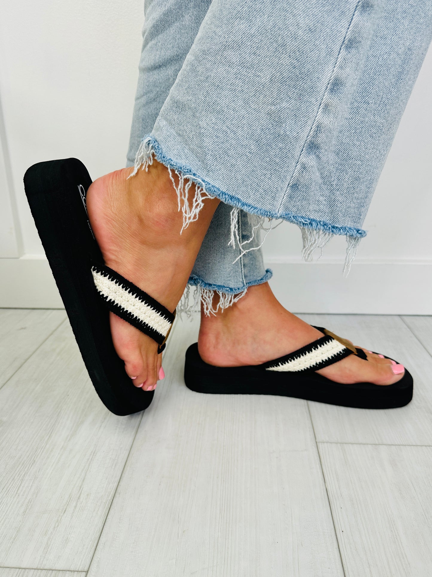 Simple Shore Flip Flops In Ivory Black