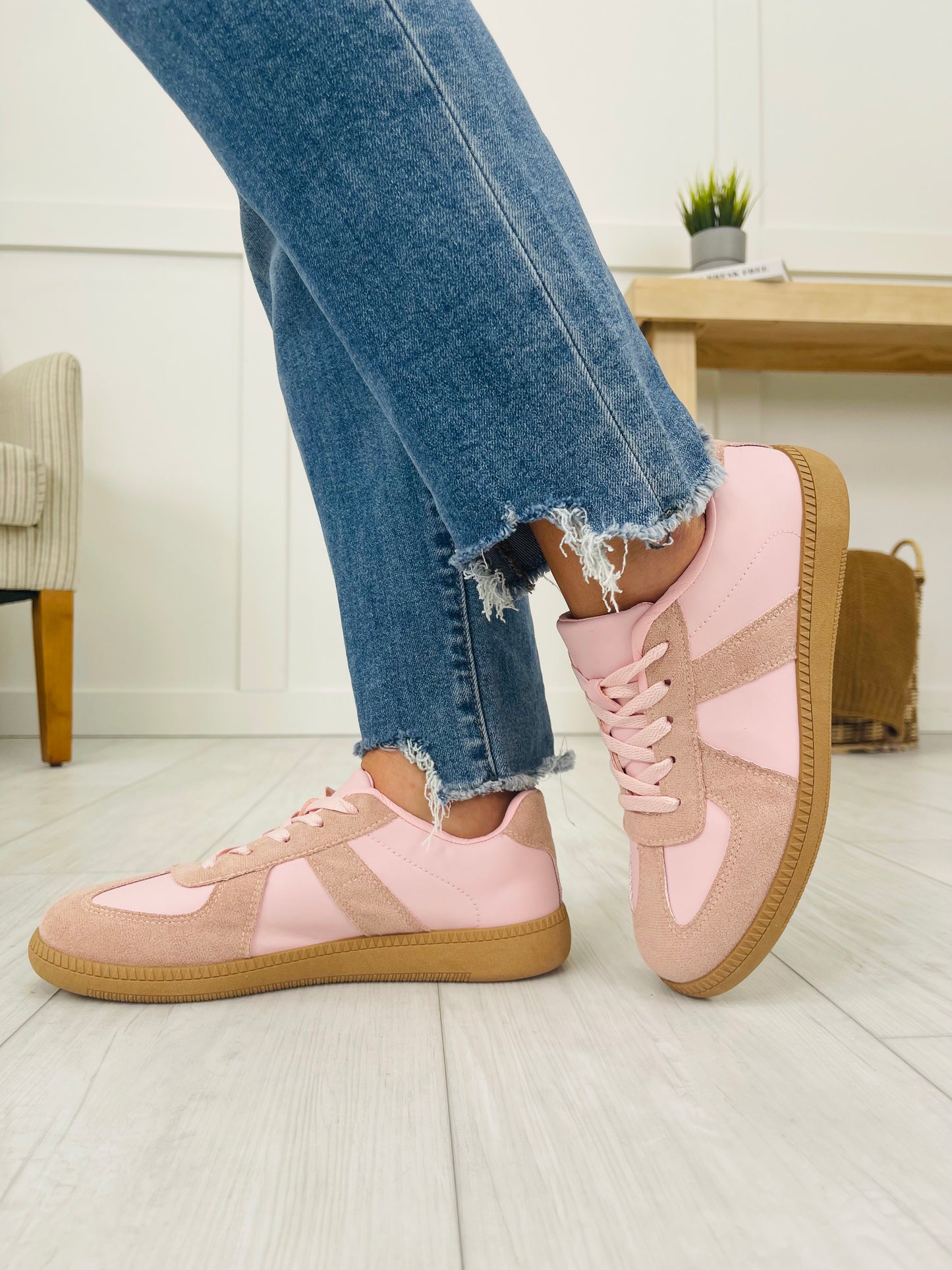 Frame Runner Sneakers in Pink