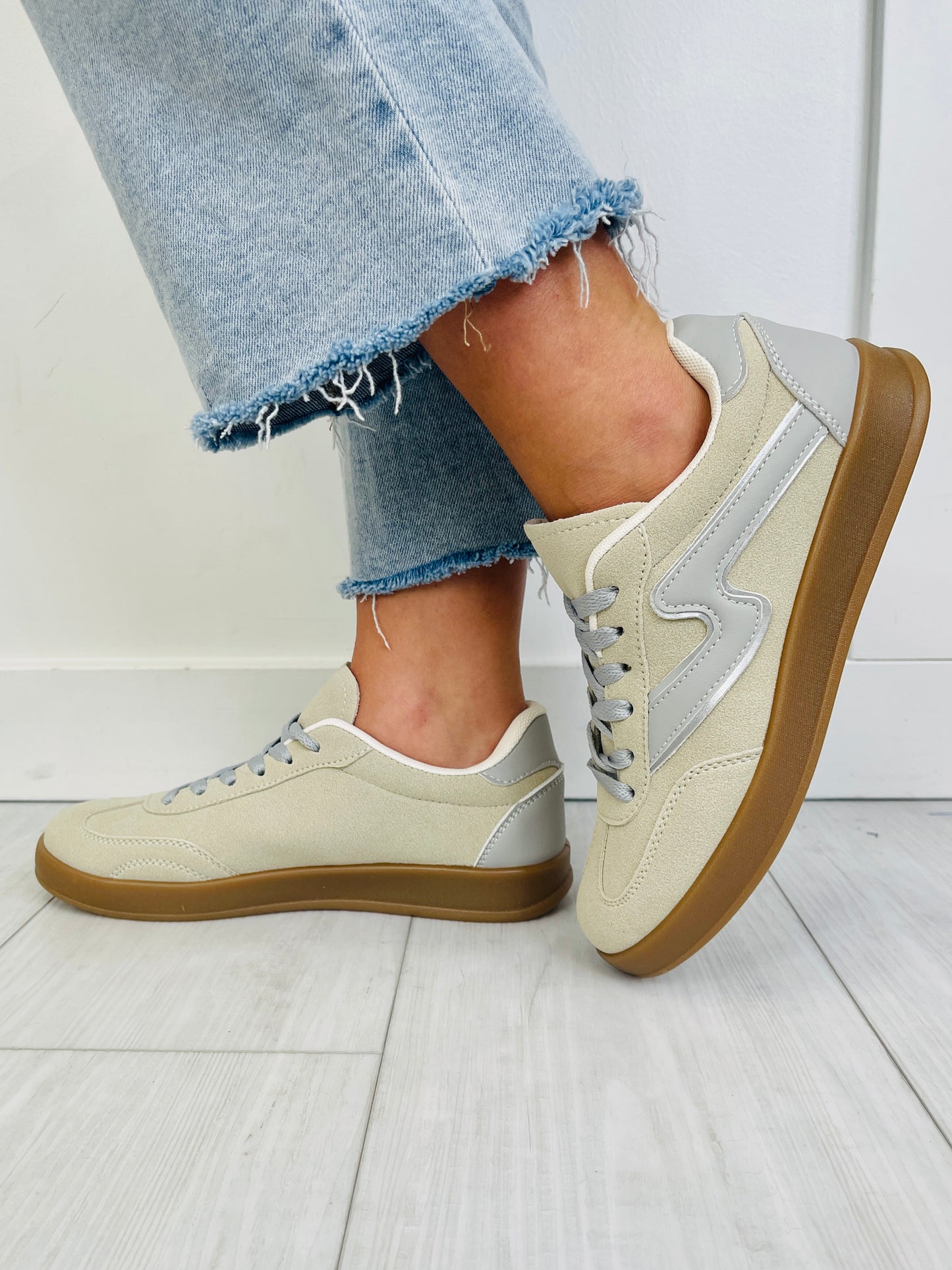 Good Company Sneakers In Beige Grey