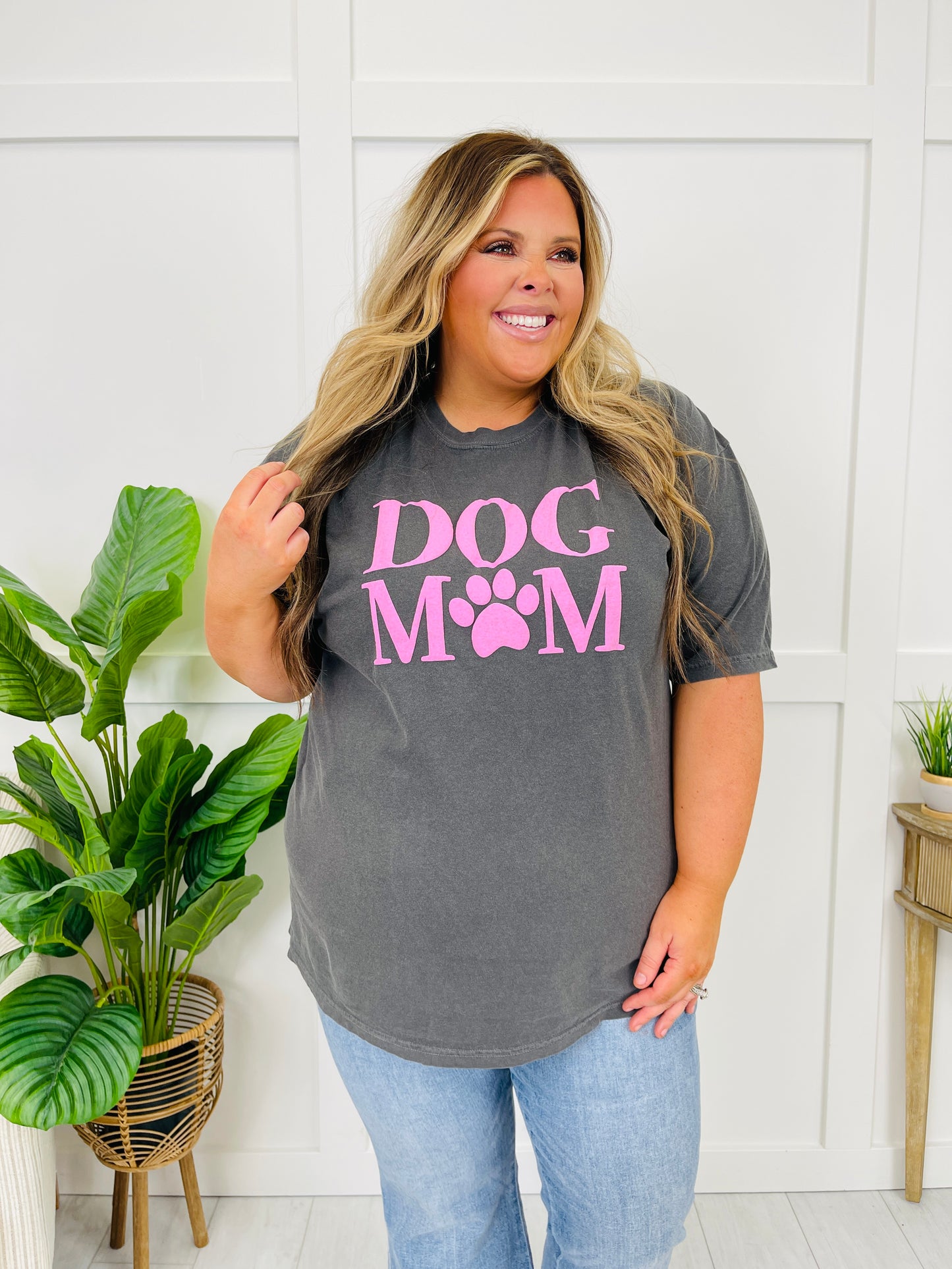 Dog Mom Graphic Tee