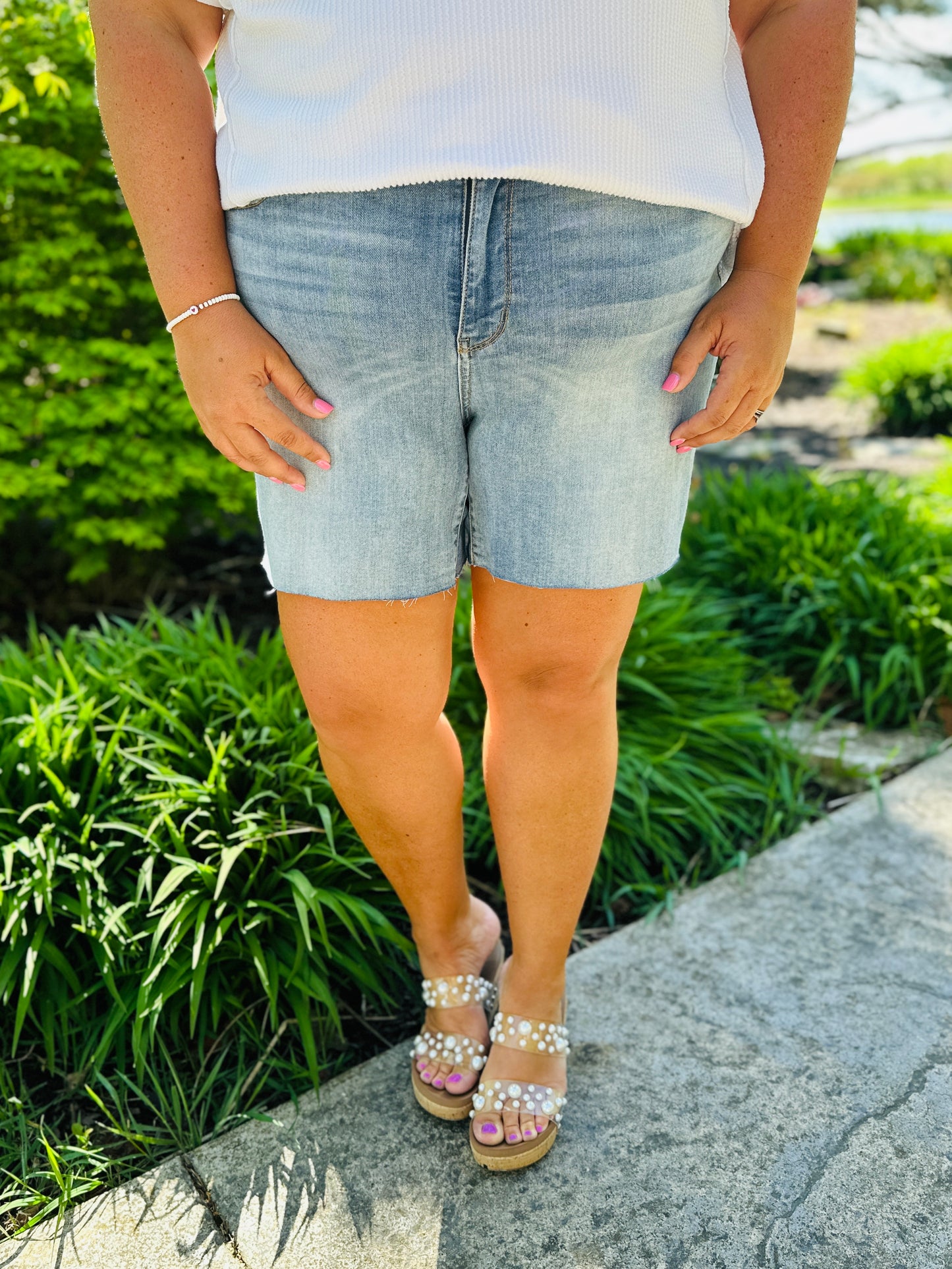 Judy Blue Meet Me In The Middle Midrise Shorts in Reg/Curvy