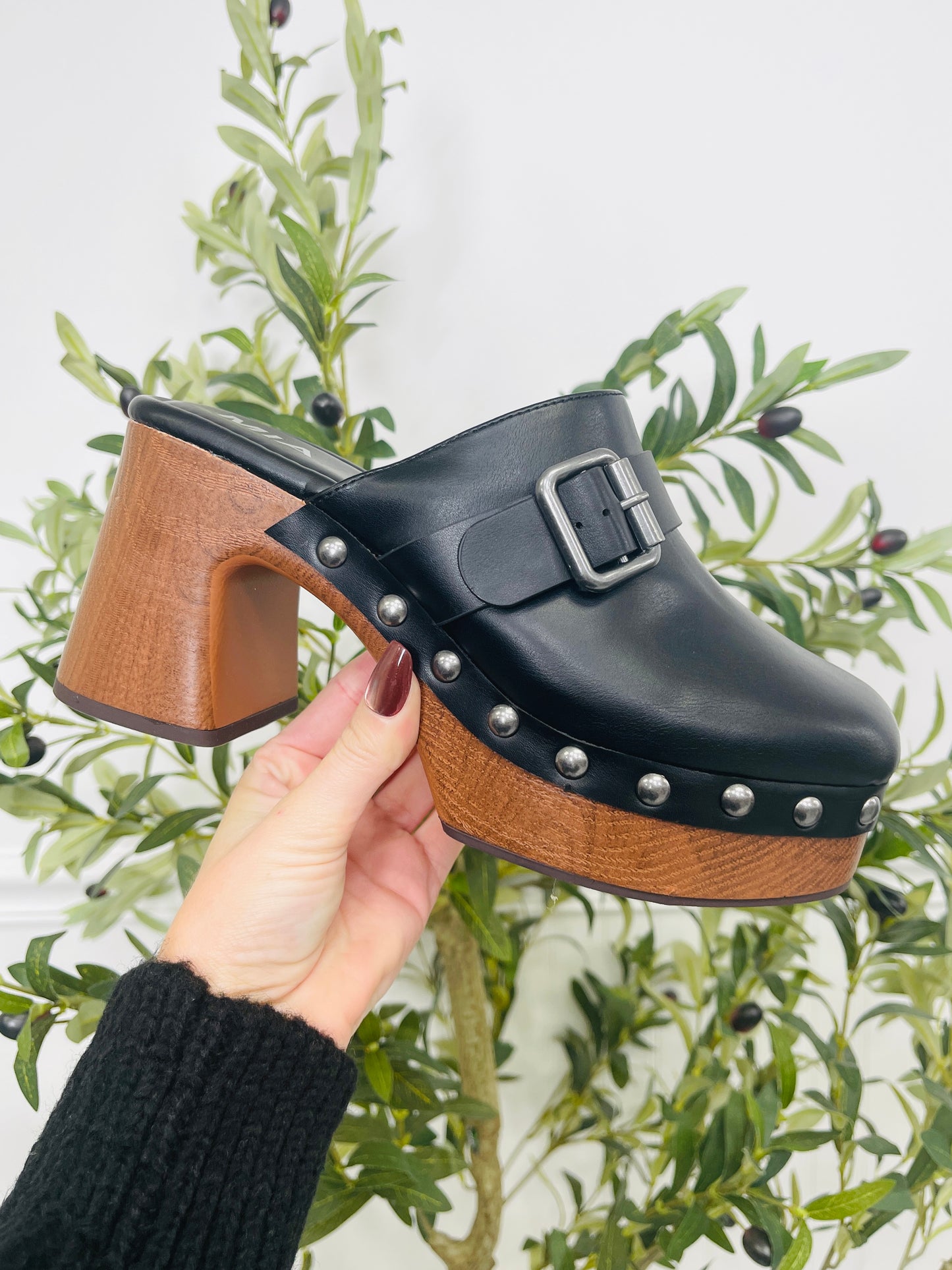 Meet Me After Five Shoes In Black