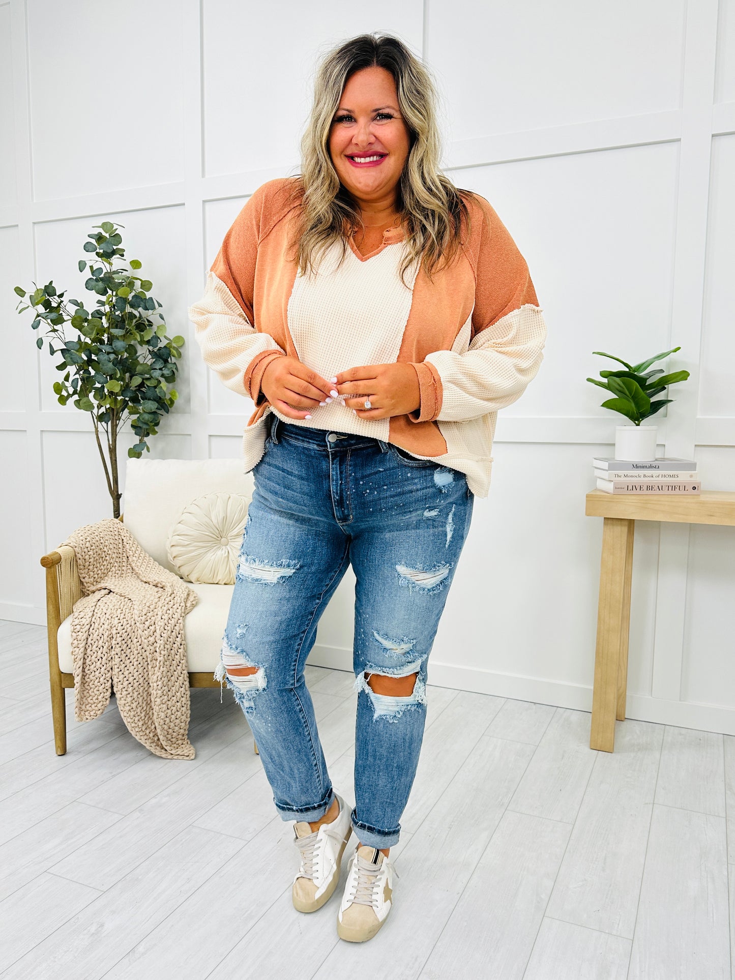 Judy Blue Somewhere On a Bleach Mid Rise Boyfriend Jeans in REG/CURVY