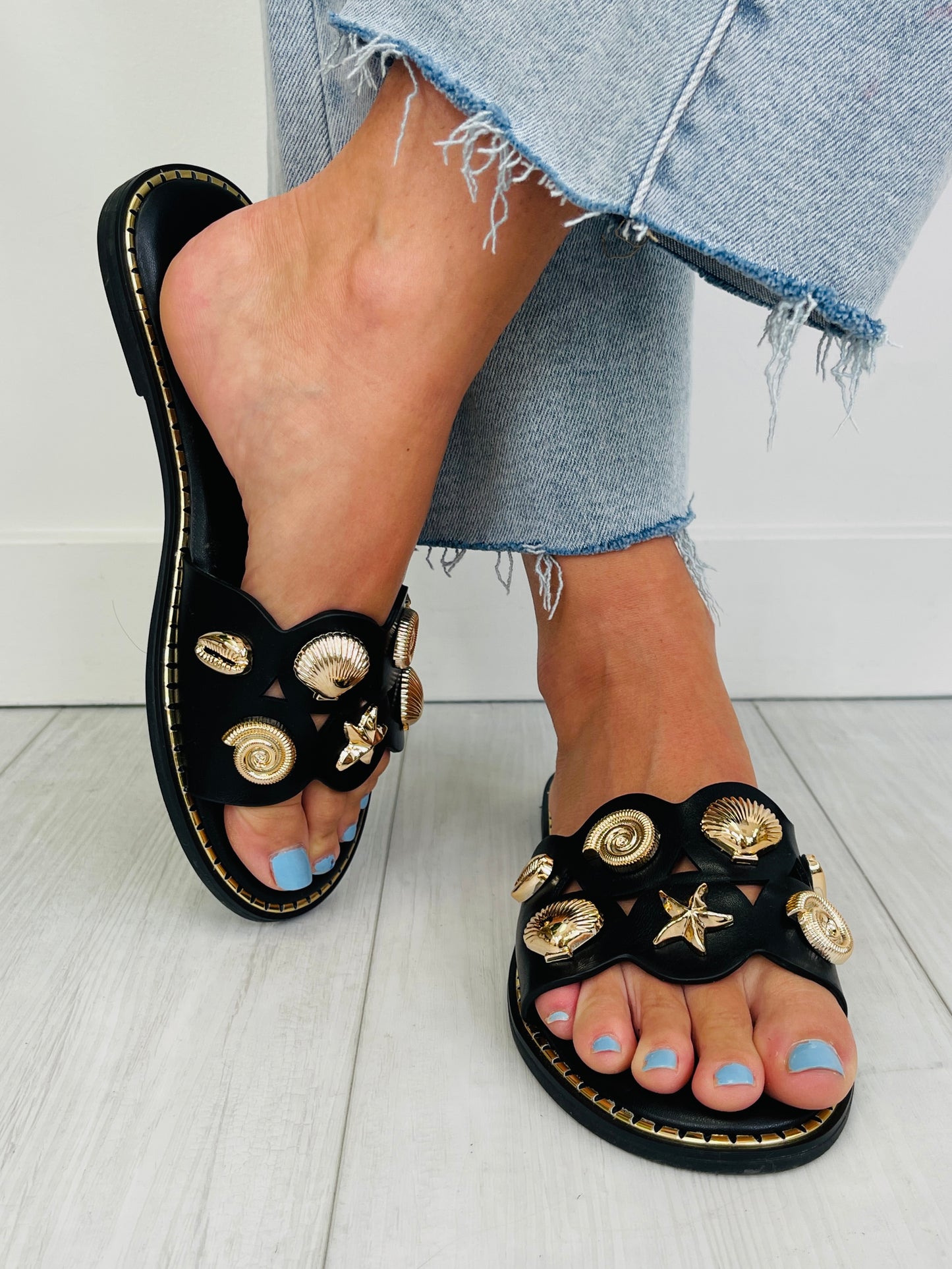 Shell Yeah Baby Sandals In Black