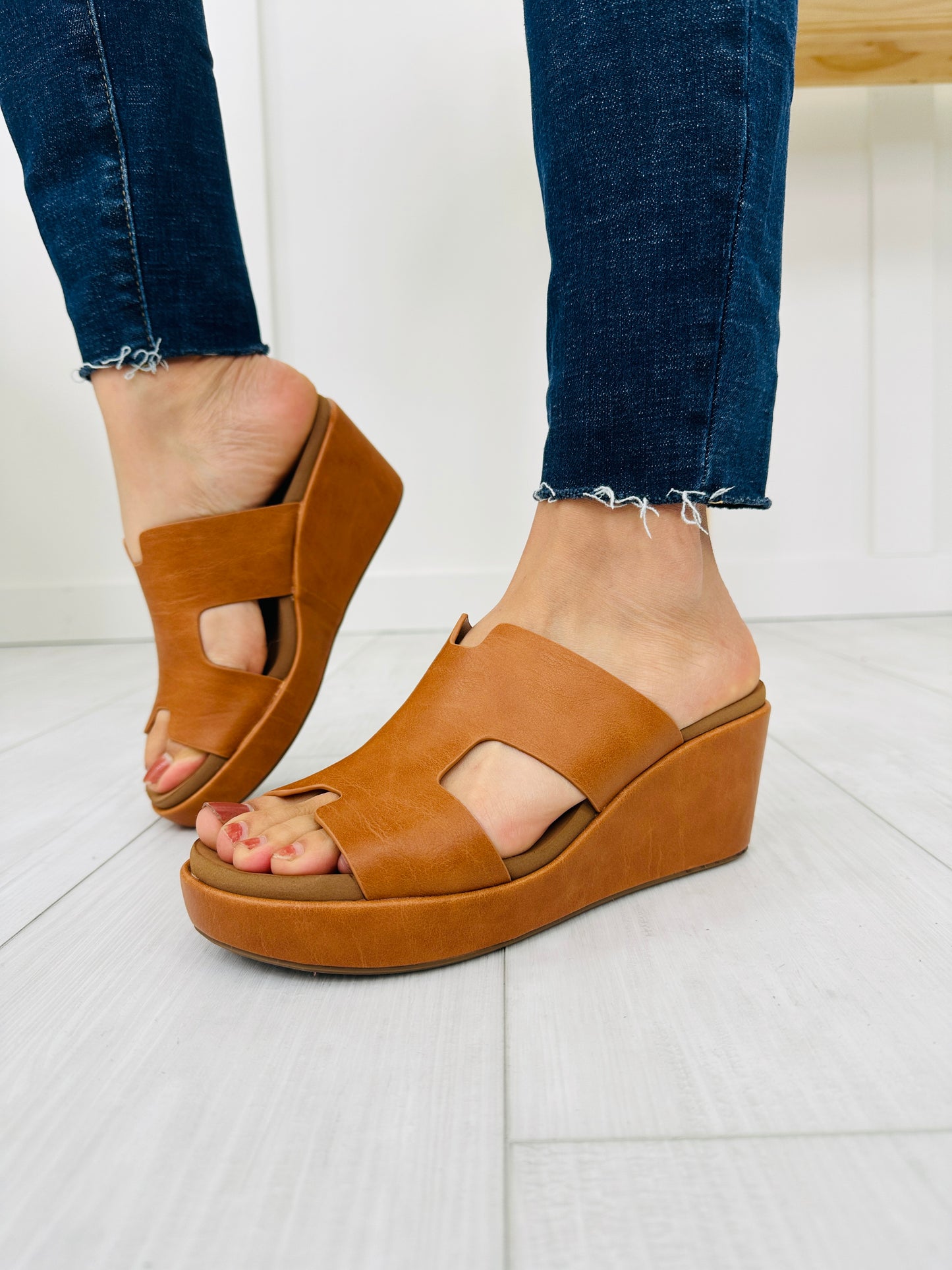 Sleek Silhouette Wedges In Cognac Smooth