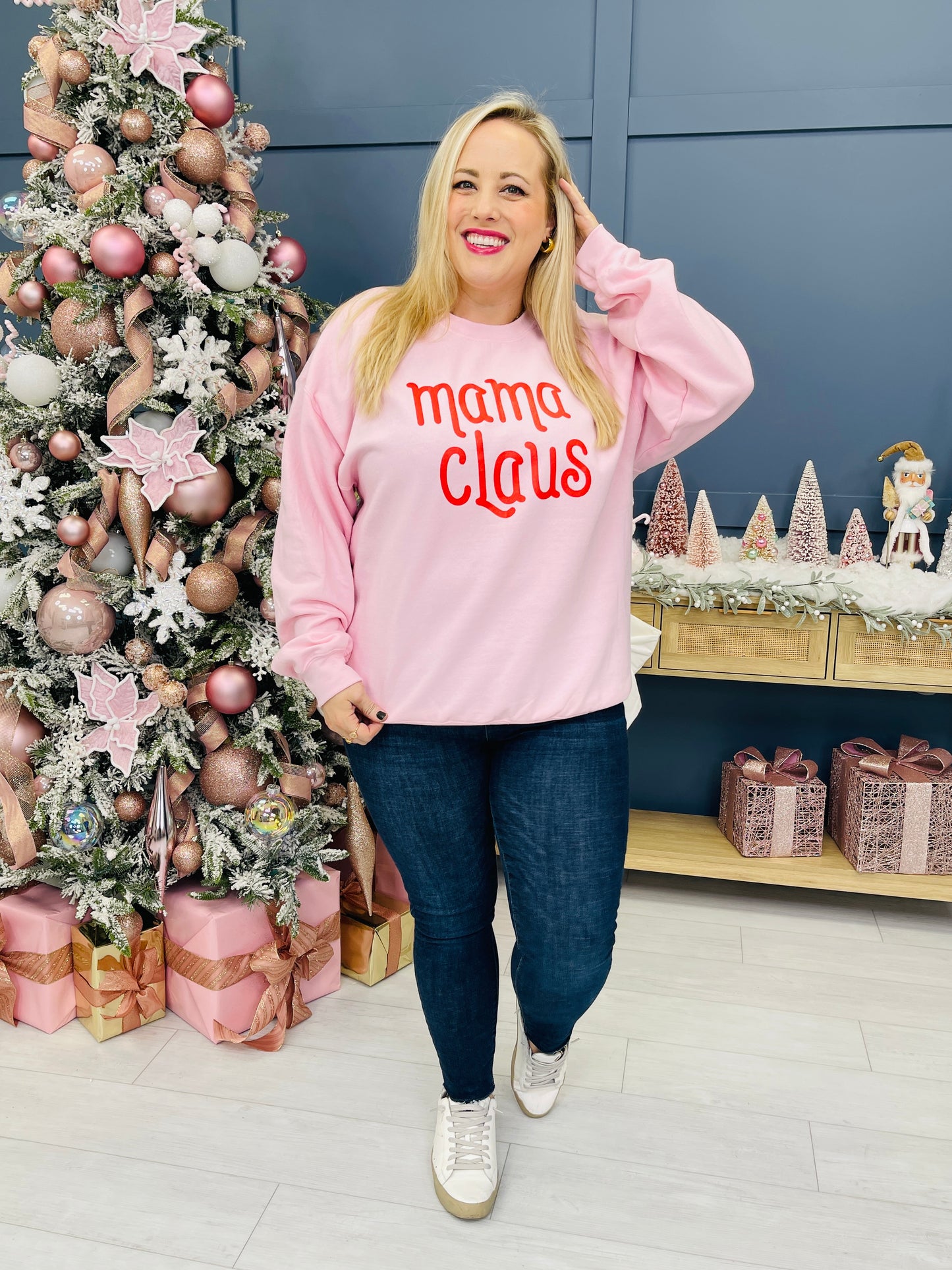 REG/CURVY Mama Claus Graphic Crewneck