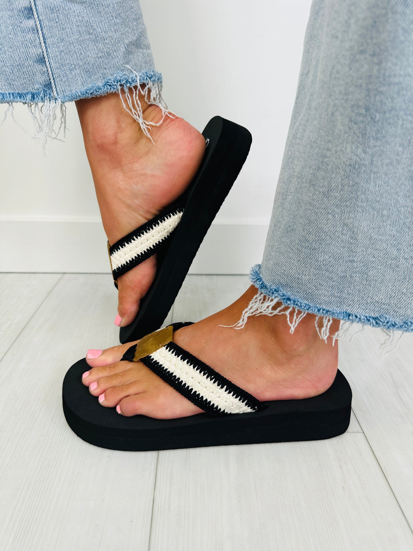 Simple Shore Flip Flops In Ivory Black
