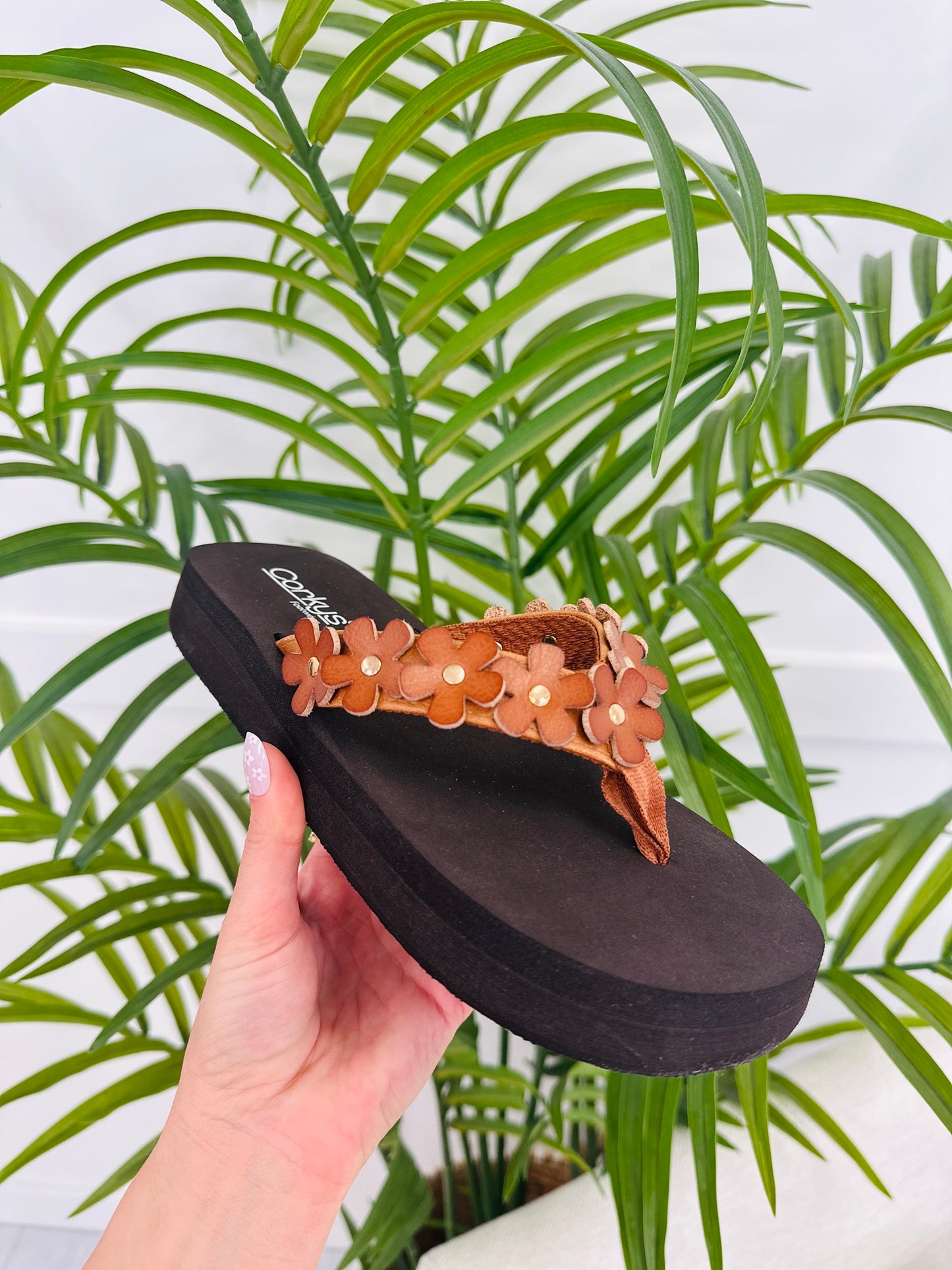 Blooming Comfort Flip Flops in Cognac