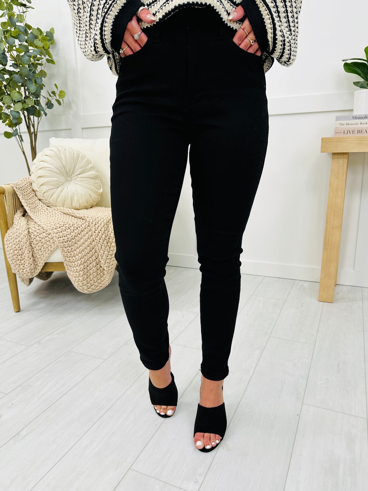 Judy Blue Pitch Black Tummy Control Skinny Jeans in Reg/Curvy