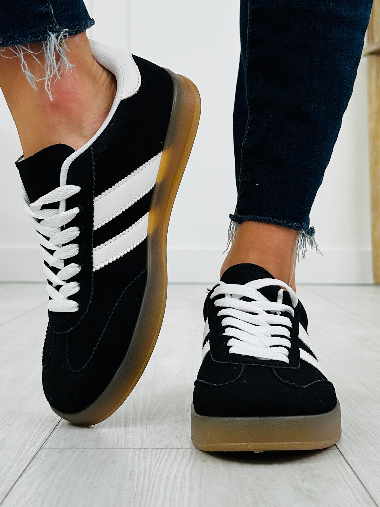 Downtown Dash Sneakers In Black White