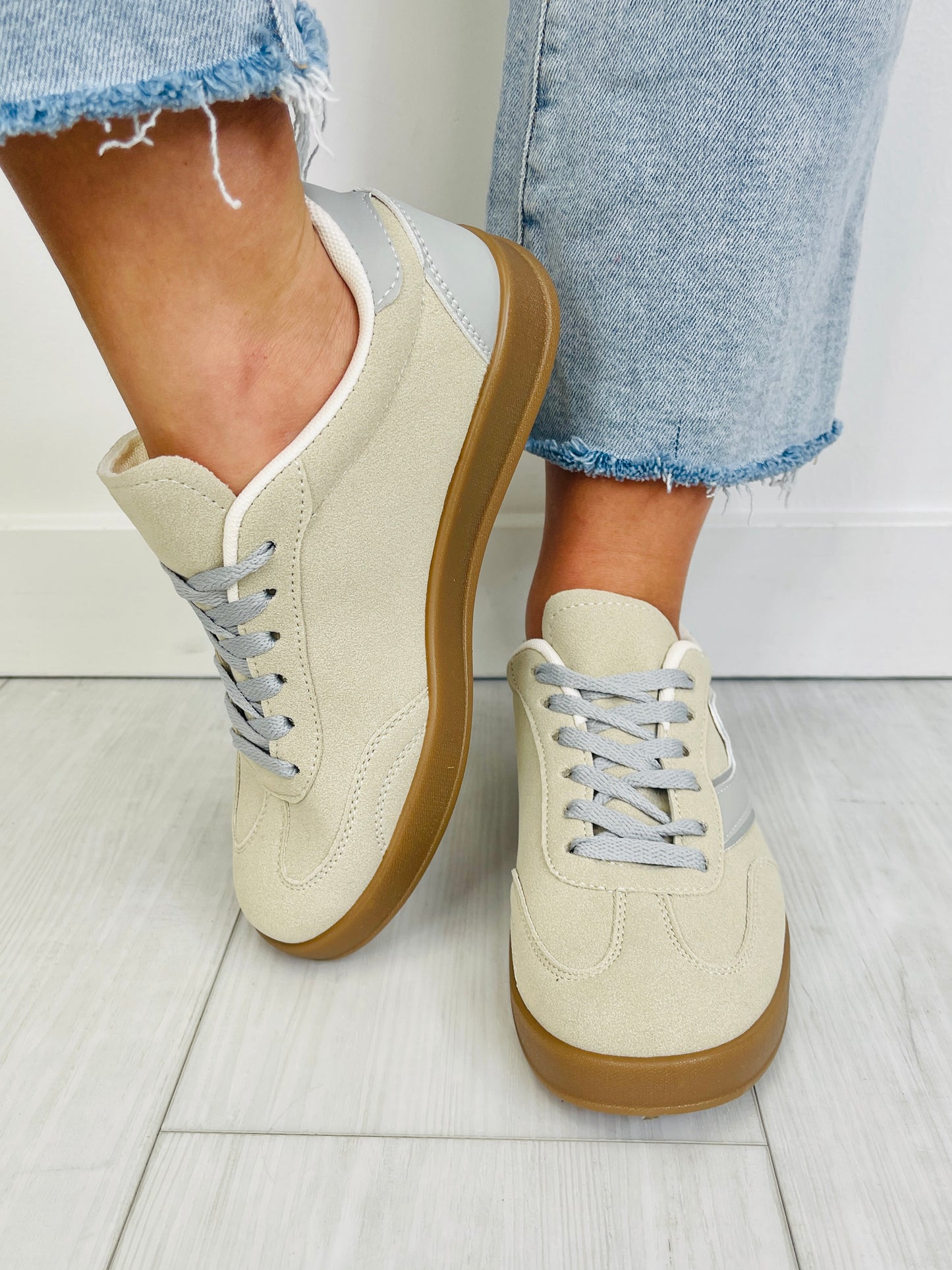 Good Company Sneakers In Beige Grey