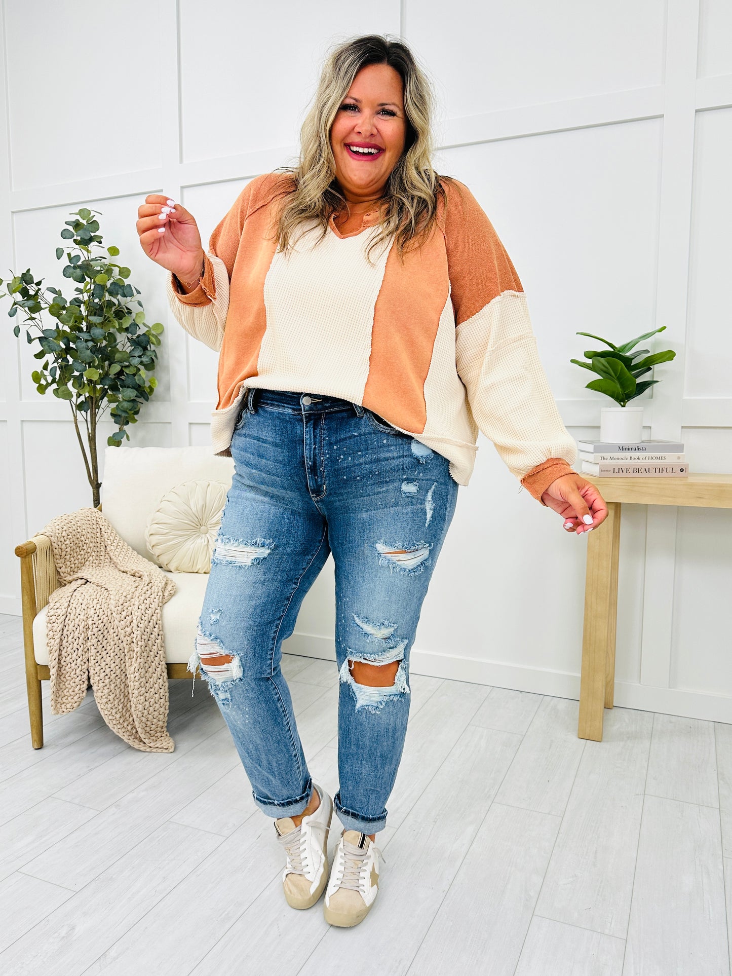 Judy Blue Somewhere On a Bleach Mid Rise Boyfriend Jeans in REG/CURVY