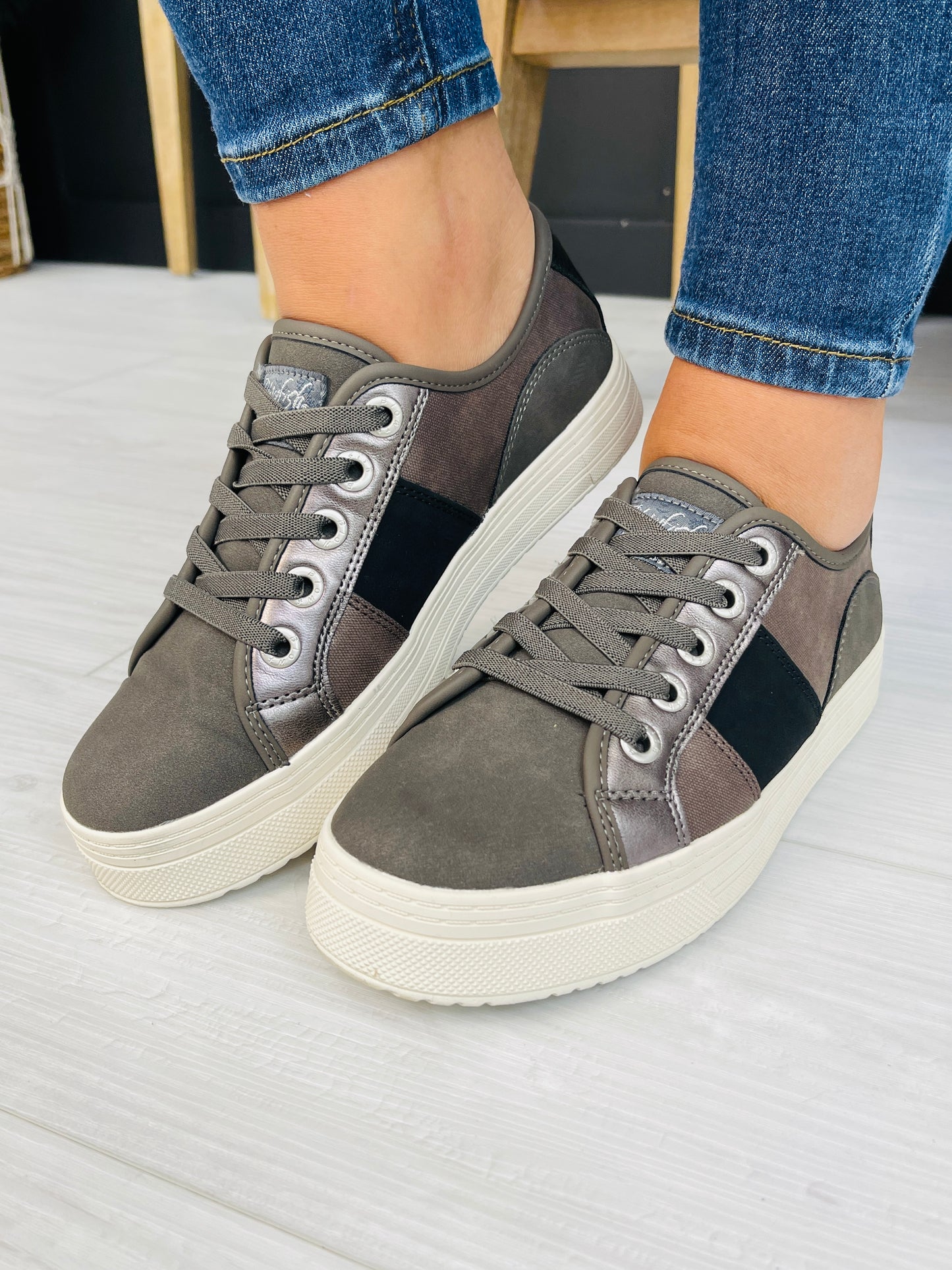 Runaway Rhythm Sneakers In Black