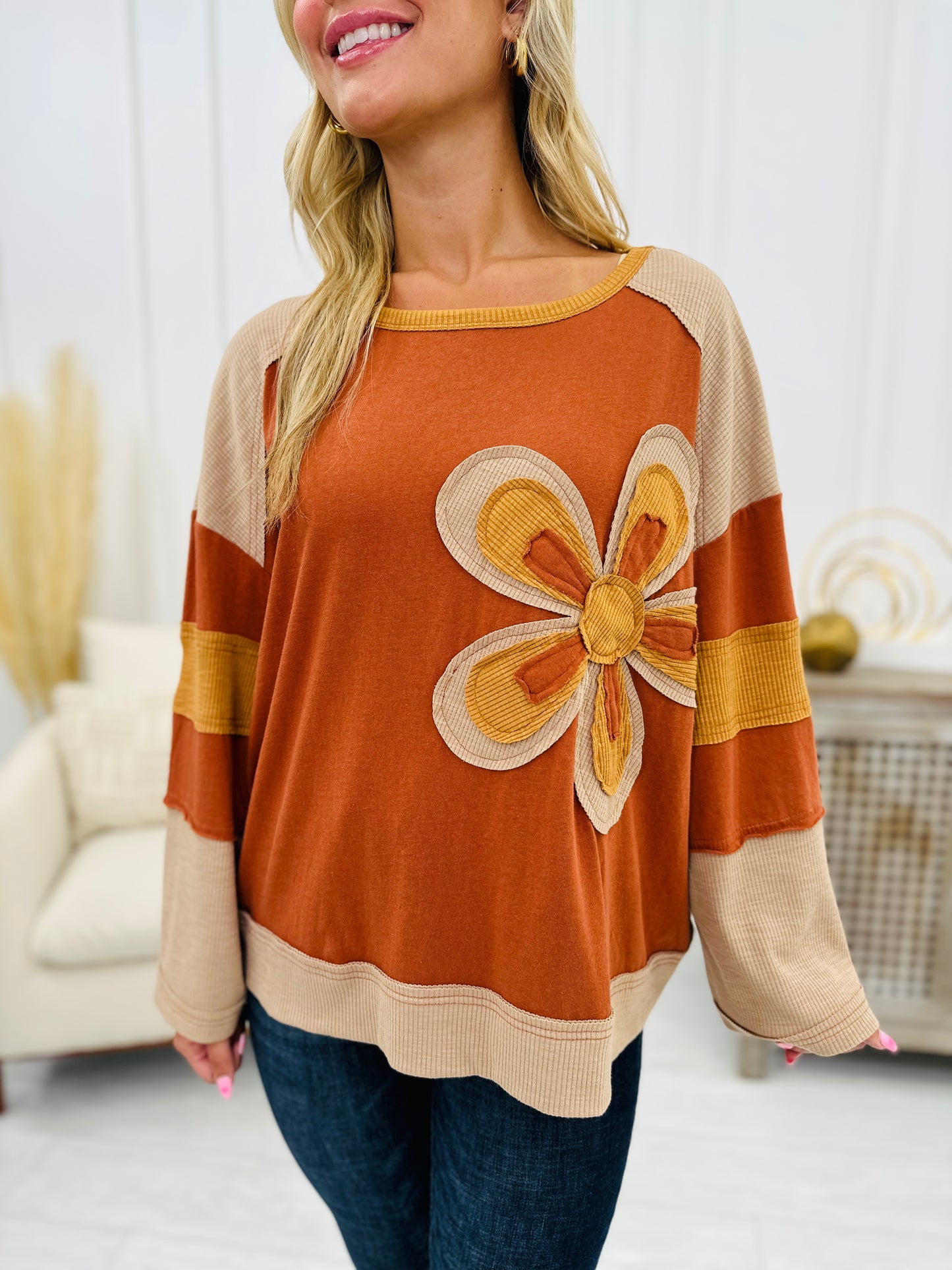 REG/CURVY Flowers And Adventures Pullover