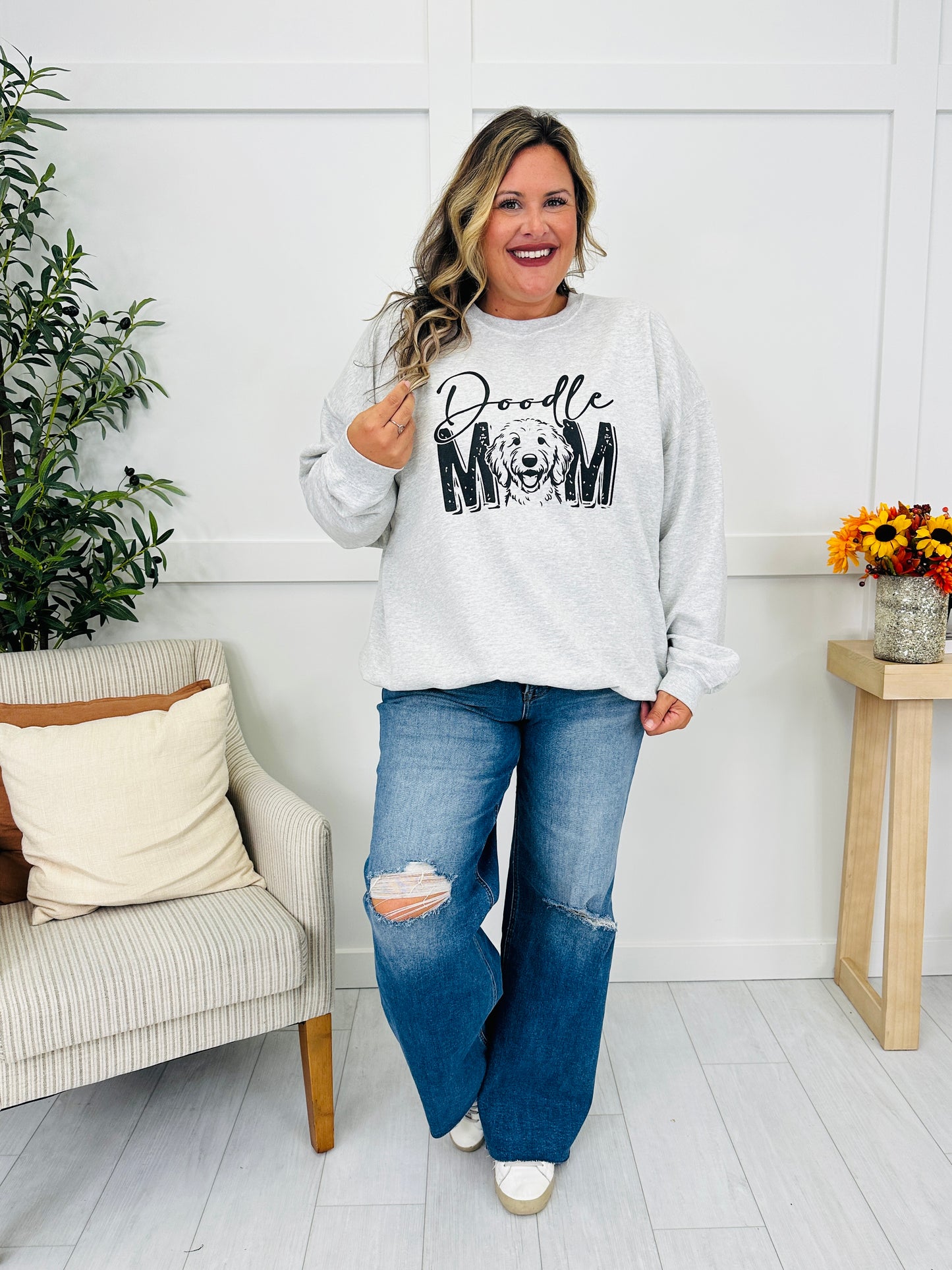Doodle Mom Graphic Crewneck Sweatshirt