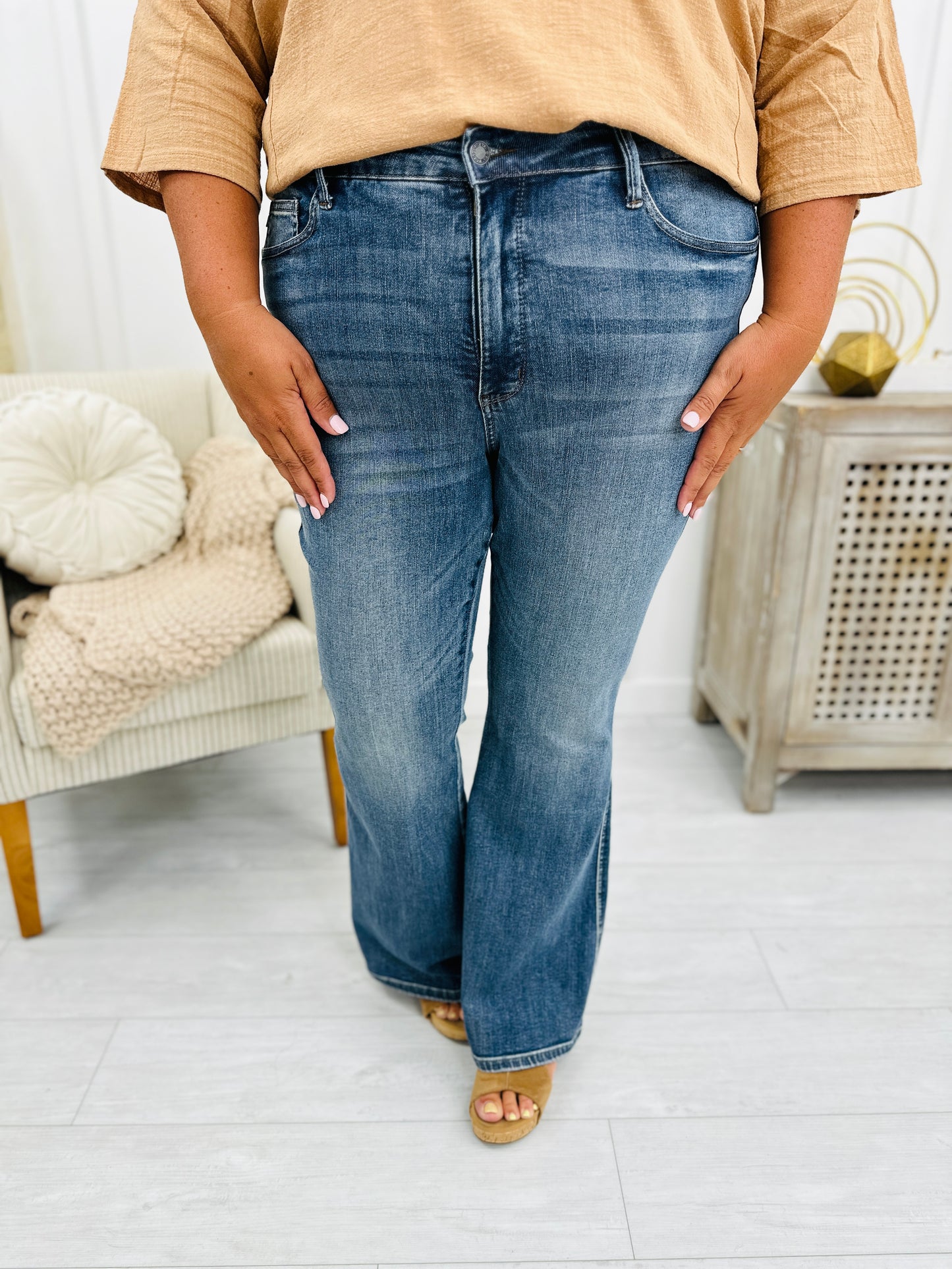 Judy Blue Stop and Stare Tummy Control Flare Jeans in Reg/Curvy