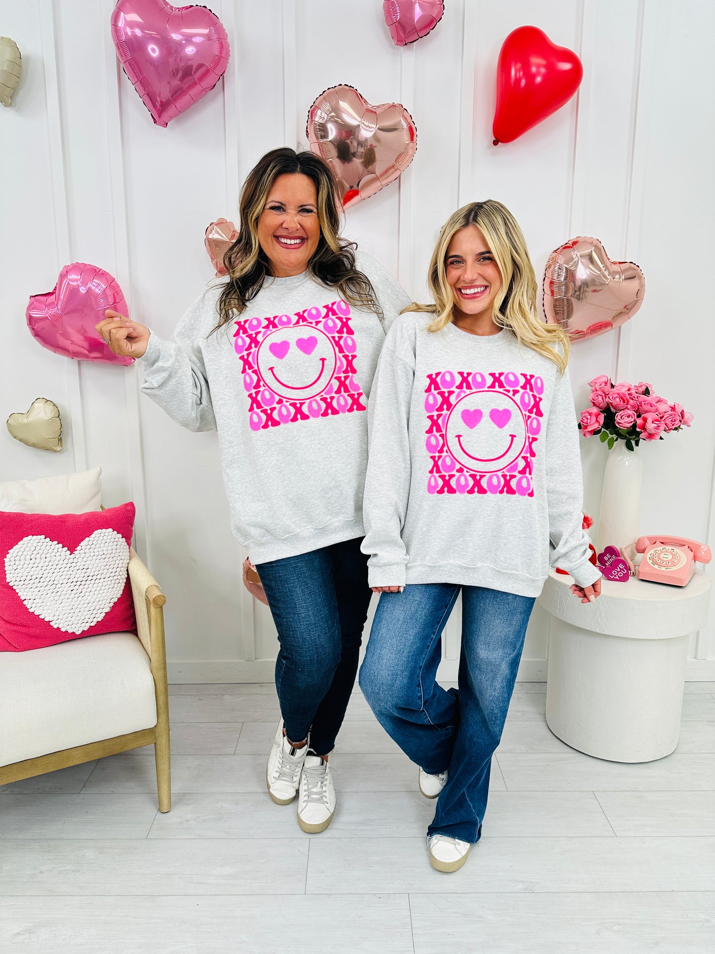 XOXO Smile Graphic Crewneck Sweatshirt