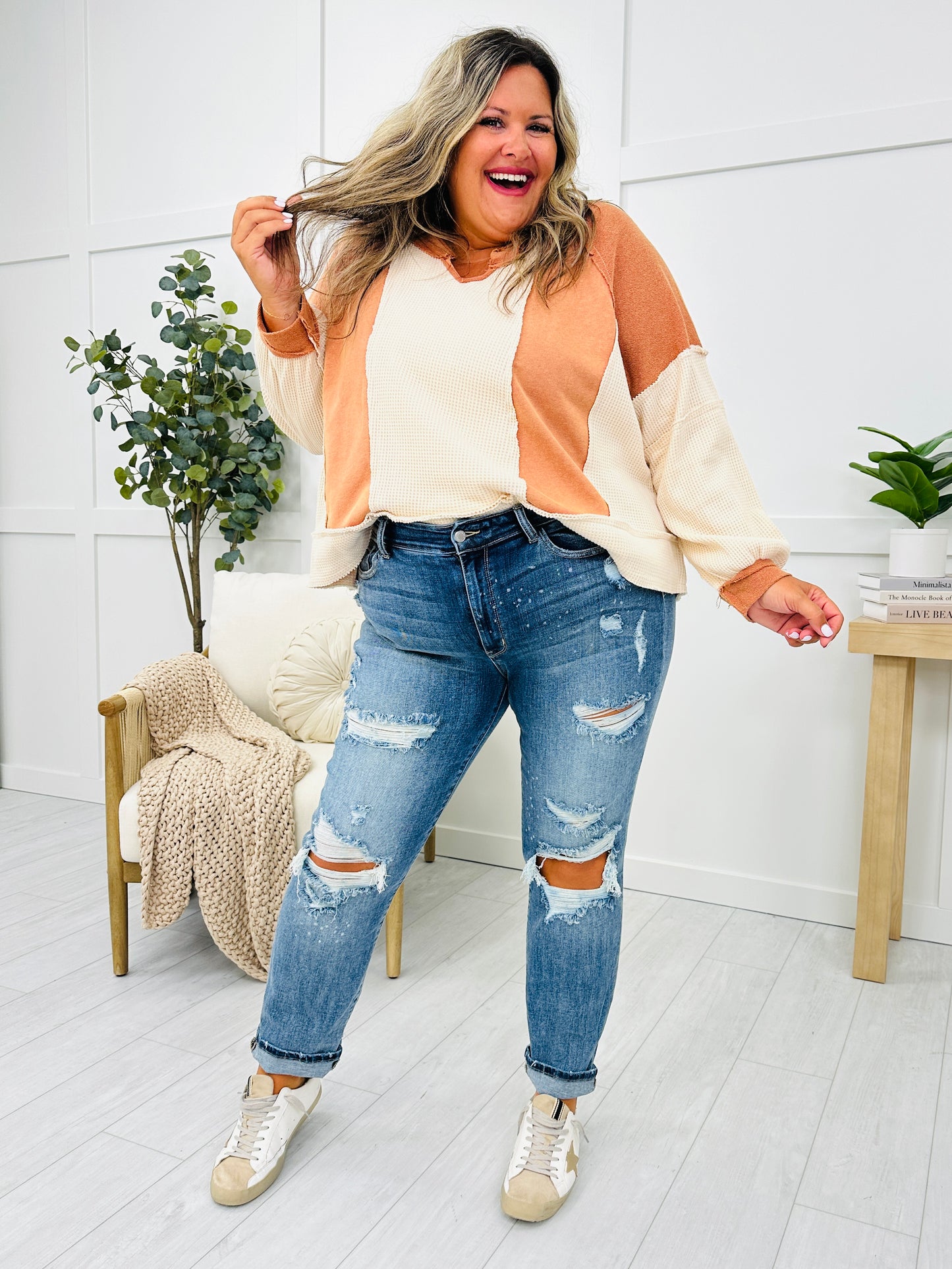 Judy Blue Somewhere On a Bleach Mid Rise Boyfriend Jeans in REG/CURVY