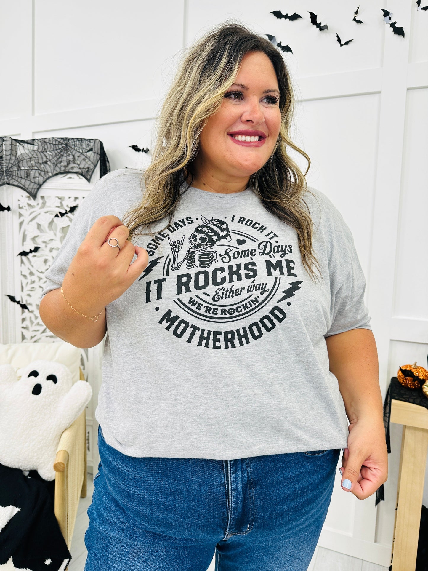 REG/CURVY Rockin' Motherhood Graphic Tee