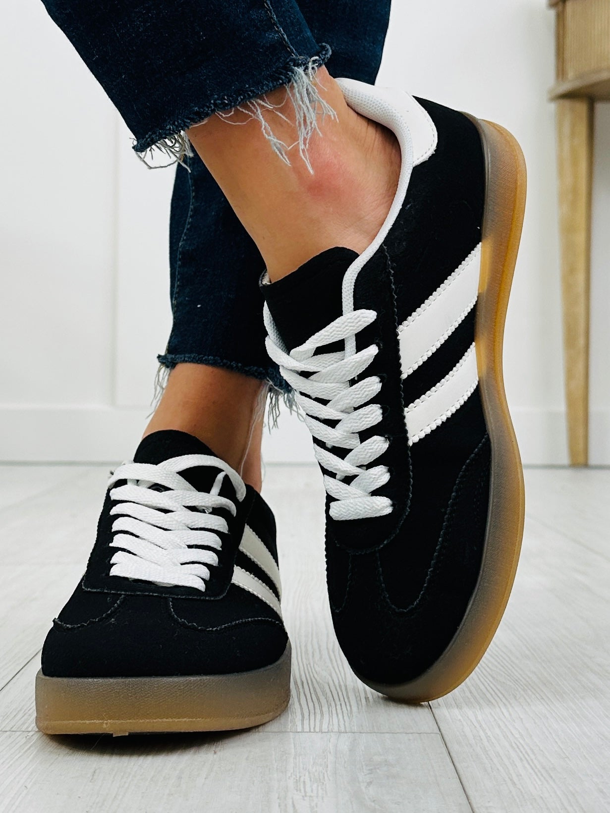 Downtown Dash Sneakers In Black White