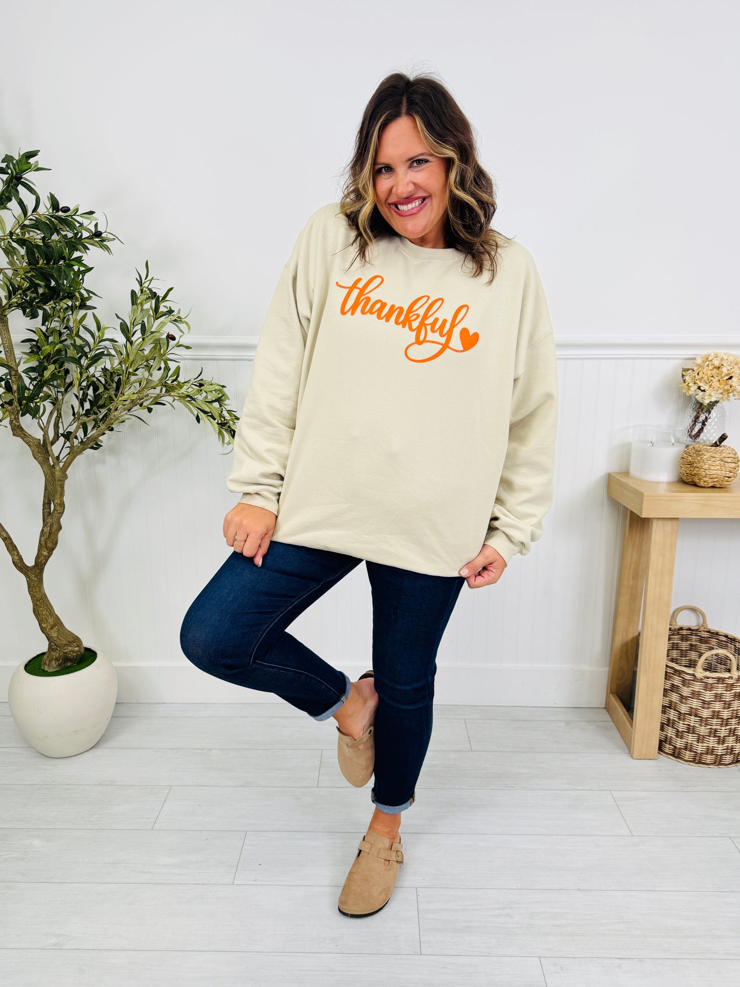 Thankful Heart Graphic Crewneck Sweatshirt
