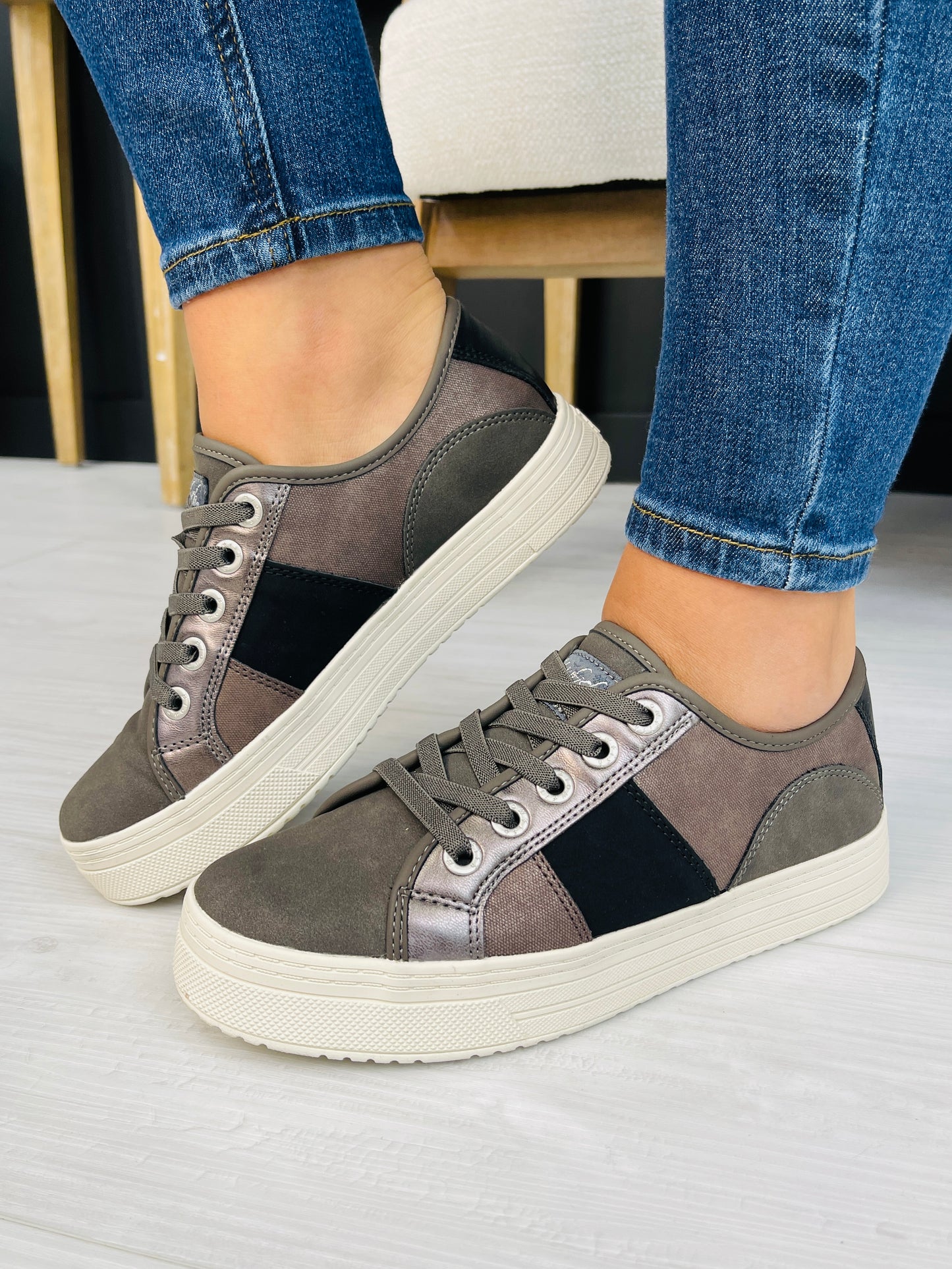 Runaway Rhythm Sneakers In Black