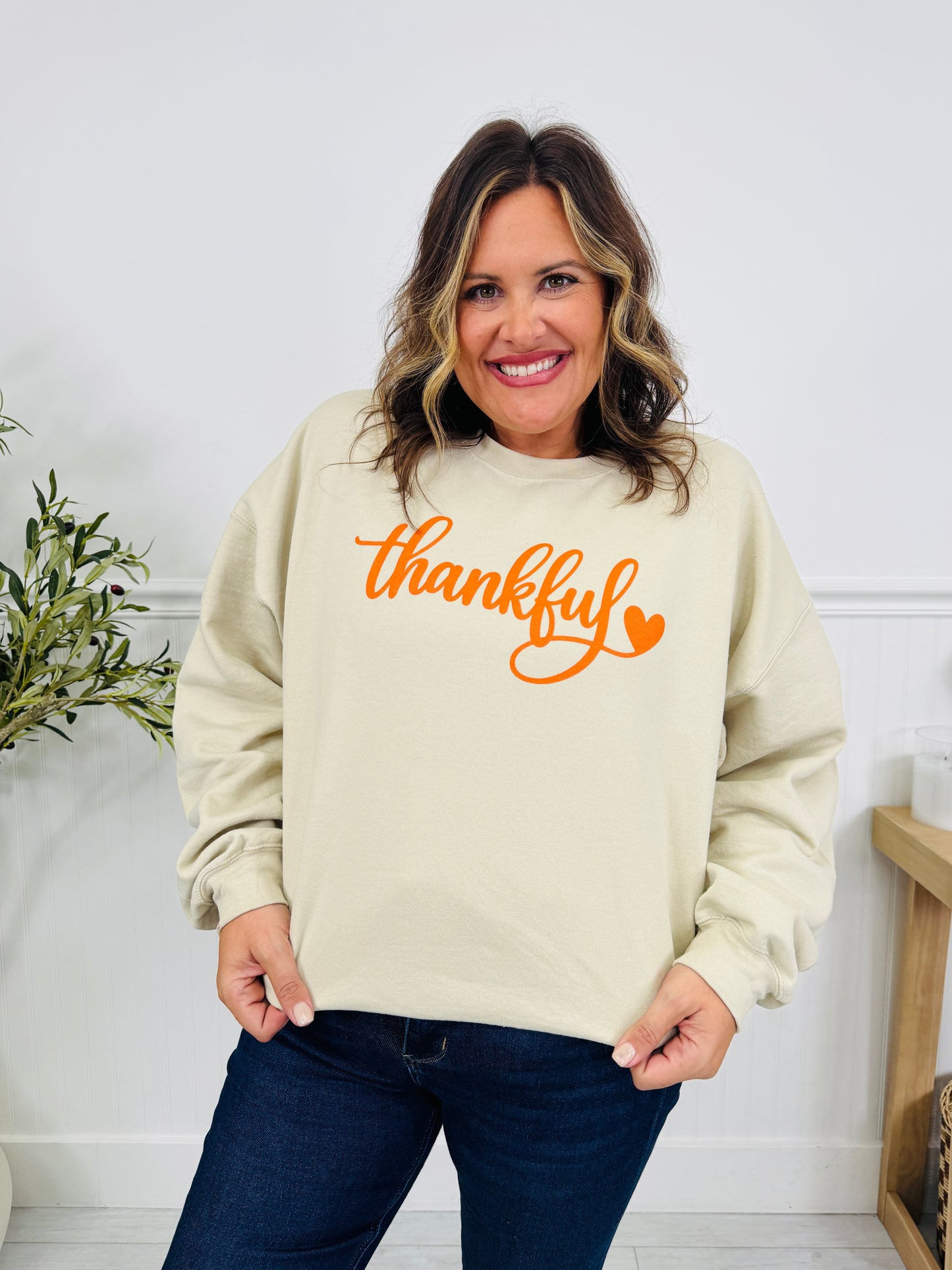 Thankful Heart Graphic Crewneck Sweatshirt
