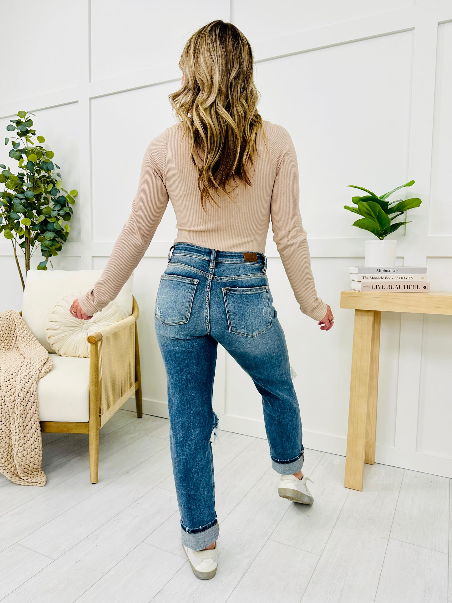 Judy Blue Somewhere On a Bleach Mid Rise Boyfriend Jeans in REG/CURVY