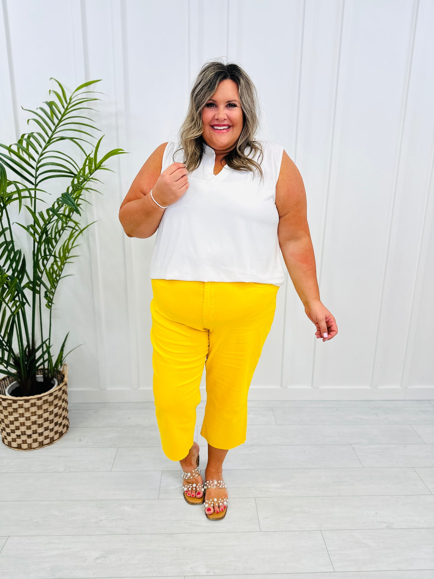 Judy Blue Walking on Sunshine Cropped Wide Leg Jeans in Reg/Curvy