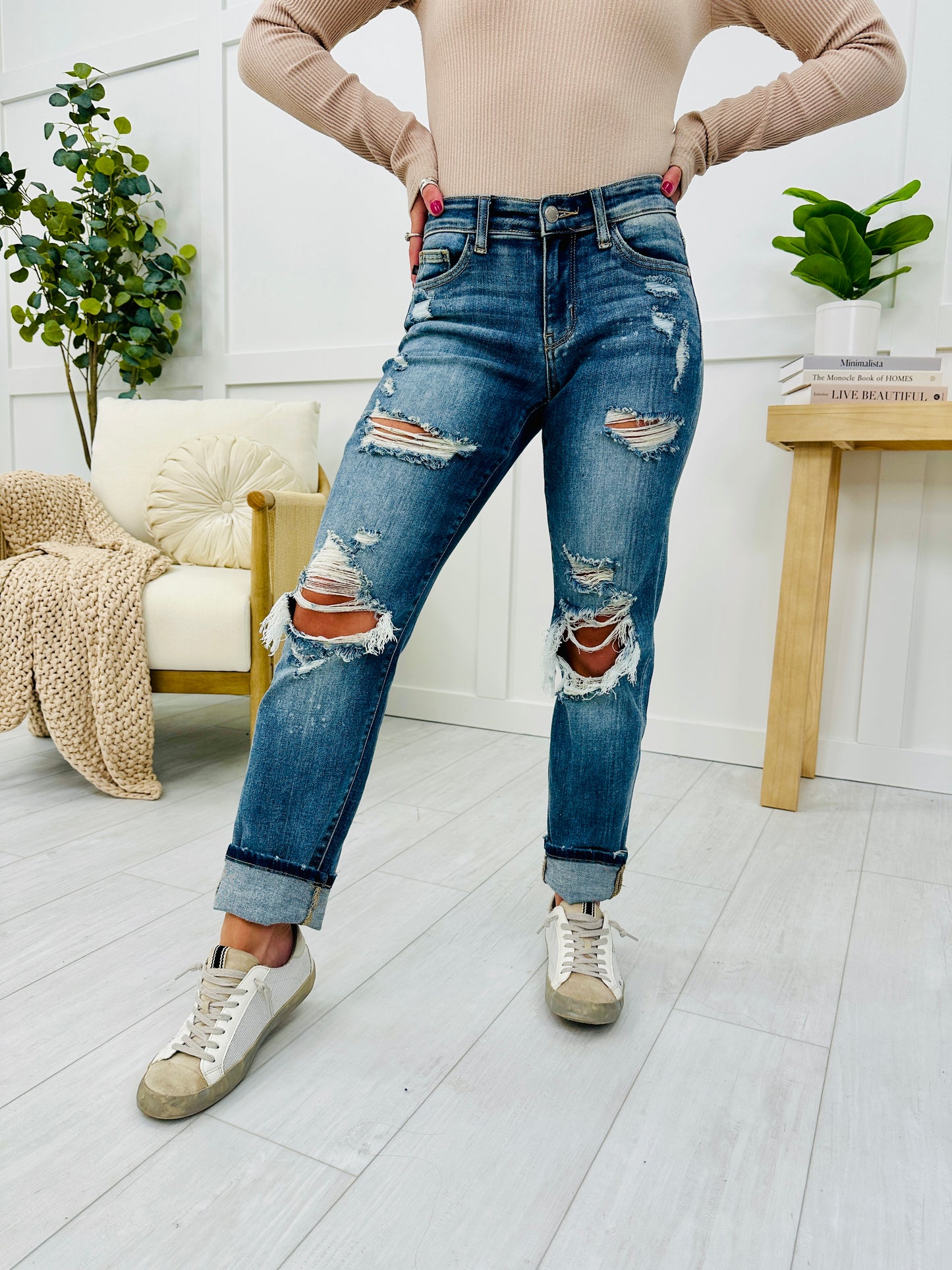 Judy Blue Somewhere On a Bleach Mid Rise Boyfriend Jeans in REG/CURVY