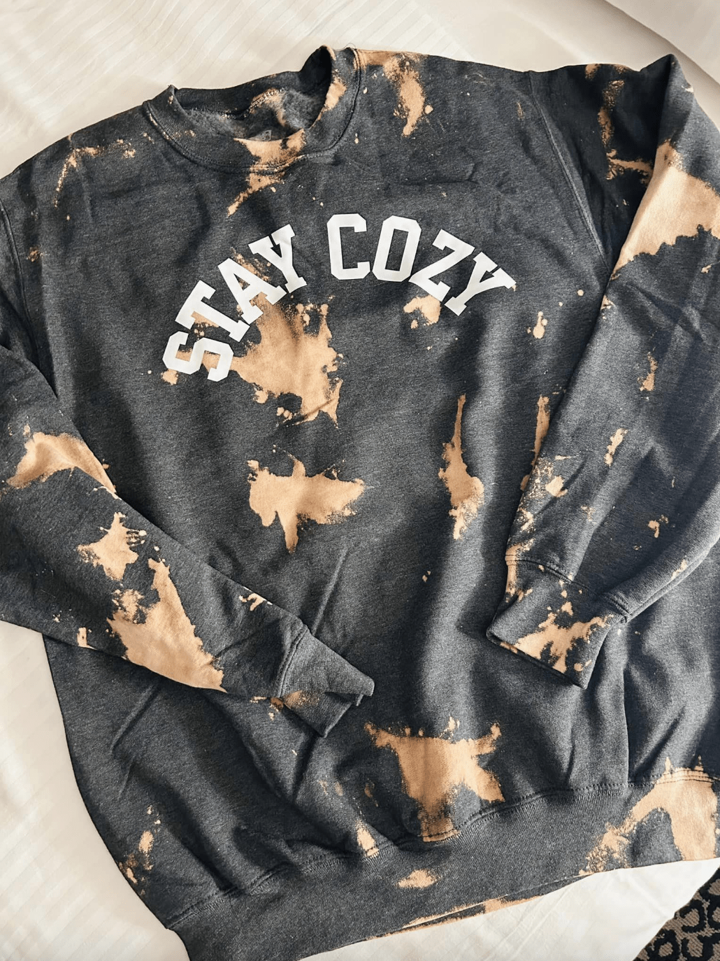 REG/CURVY Stay Cozy Bomba Graphic Sweatshirt